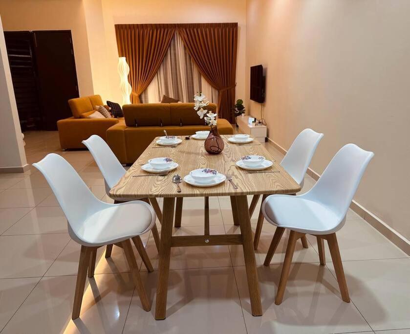 4 Bedrooms 4 Bathrooms Holiday home Kluang